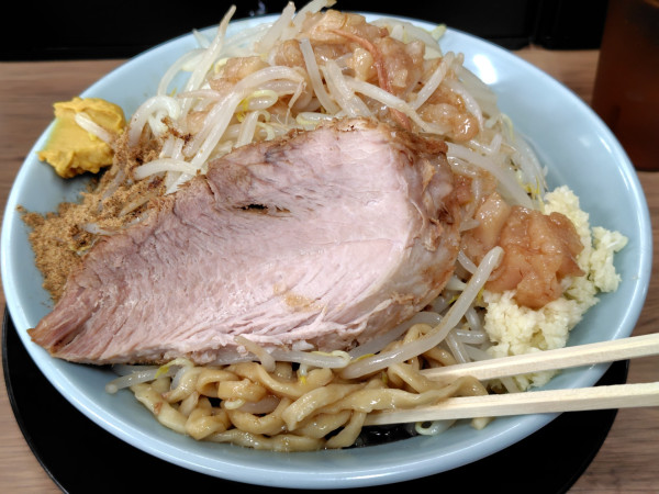 「汁なし(250㌘)·辛ネギ·コロコロチャーシュー」@俺の生きる道 入谷店の写真