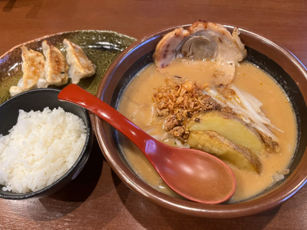 「北海道味噌ラーメン　炙りチャーシュー1枚　餃子セット」@麺場 田所商店 平塚店の写真