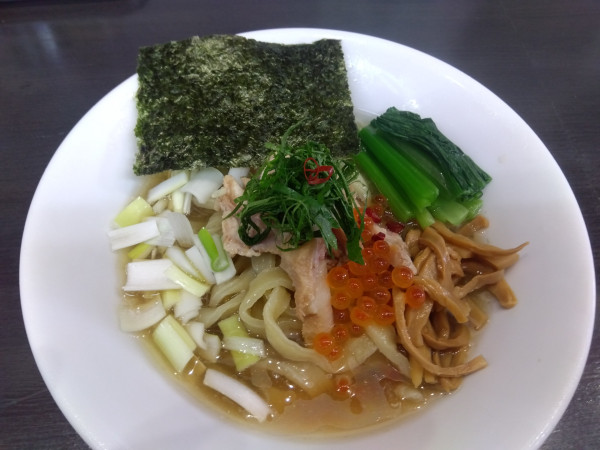 「（限定）ホタテかおるイクラのせ塩冷しらーめん¥1200」@自家製手打ち麺 禿の写真