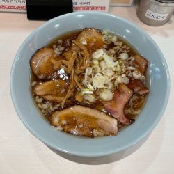 醤油らーめん(880円)