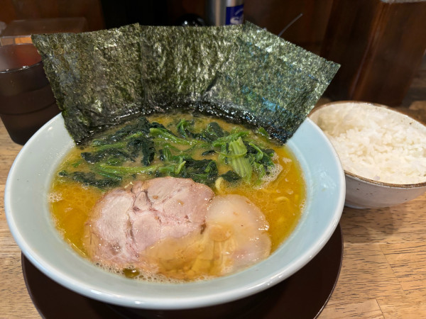 「ラーメン930円ライス小150円」@横浜醤油豚骨ラーメン 銀十の写真