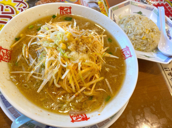 「ネギみそラーメン935円 ＋ 半チャーハン240円」@おおぎやラーメン 前橋西片貝店の写真