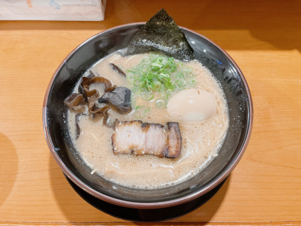 「特製醤油豚骨らあめん」@拉麺亭 つるる 一宮インター店の写真