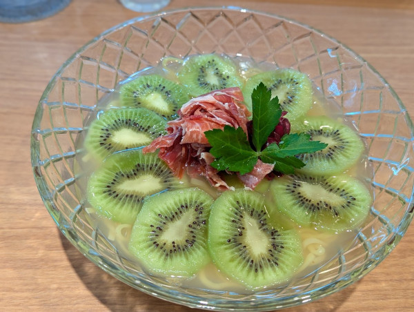 「限定キウイとハモンセラーノの冷やし塩soba」@鶏Soba Toraやの写真