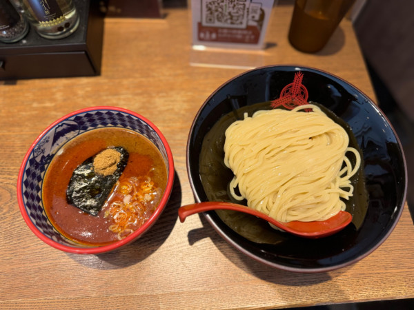 「辛つけ麺 並盛320g 1030円」@つけ麺専門店 三田製麺所 新宿東口店の写真