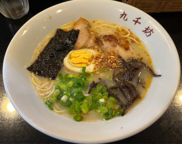 「らーめん＋塩むすび＋替玉」@熊本ラーメン 九千坊の写真