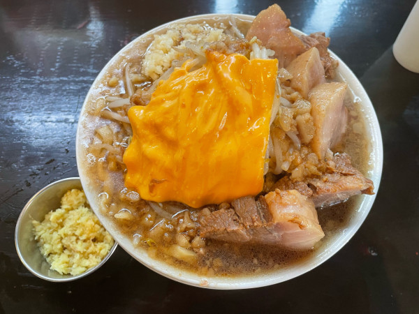 「ラーメン＋チーズ＋刻め生姜＋豚まし」@ラーメン荘 歴史を刻め 八事店の写真