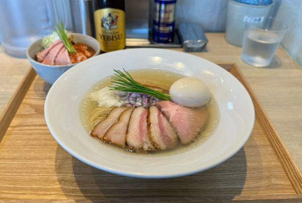 「特製 宍道湖しじみ中華蕎麦〈塩〉、ローストポーク丼、瓶ビール」@宍道湖しじみ中華蕎麦 琥珀 東京本店の写真
