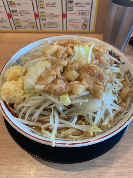 「小ラーメン（ヤサイ少なめ、アブラ.ニンニクマシ）」@ラーメン豚山 与野本町店の写真
