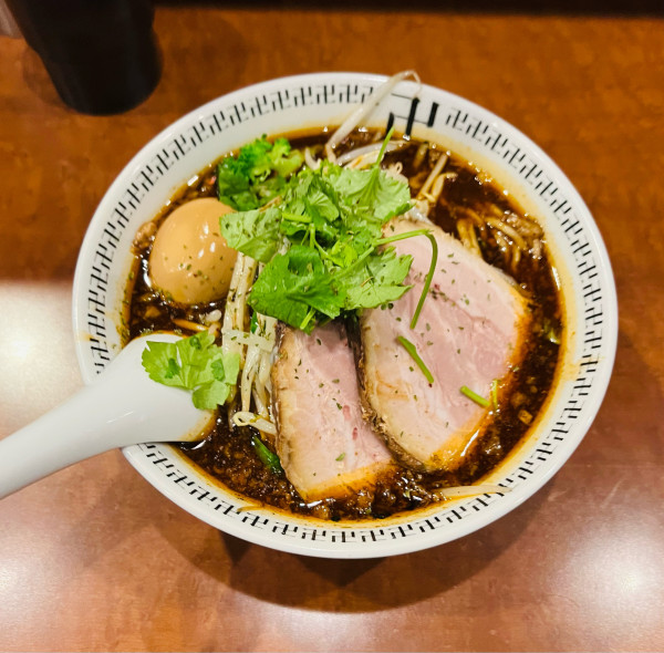 「スパイス玉子ラーメン　パクチー」@スパイス・ラー麺 卍力 秋葉原店の写真