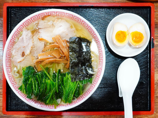 「塩ラーメン＋煮玉子＋ほうれん草」@長岡生姜醤油らぁめん 壱八商店の写真