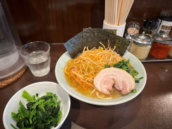 「らーめん並＋ほうれん草＋辛ネギ」@横浜家系らーめん いずみ家の写真