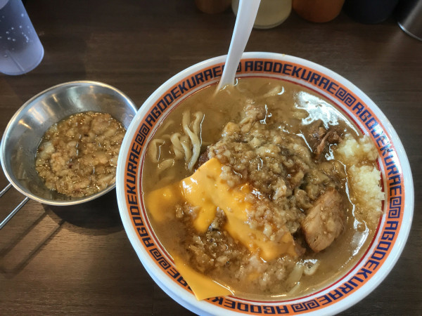「ラーメン（豚1枚）➕チーズ」@顎で喰らえ ラウンドワン草加店の写真