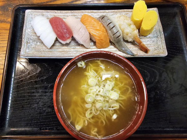 「すしとミニラーメンのセット　1000円」@お食事処 鶴亀の写真