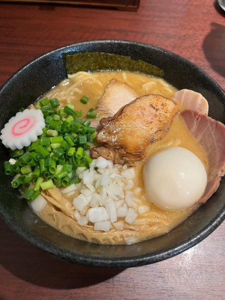 「特製濃厚中華そば(1180円)＋大盛り(130円)＋ねぎ増し(5」@中華そば 輝羅の写真