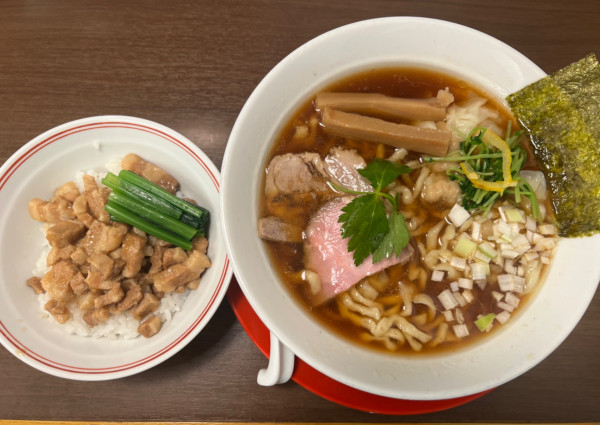 「わんたん麺（醤油）950円+ルーロー飯300円」@中華そば 麦笑 本所吾妻橋店の写真