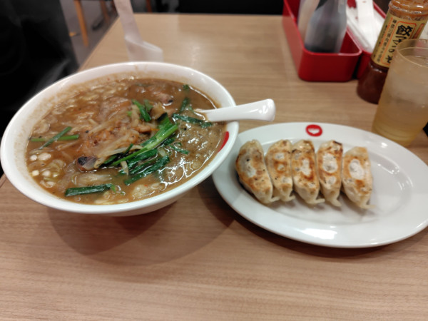 「にんにくラーメン+ギョーザ5個」@ラーメン中華食堂 新世 出来野店の写真