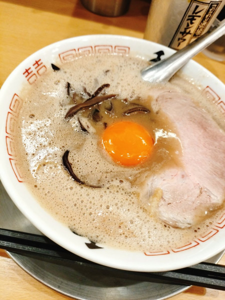 「月見ラーメン(1,040円)麺半ネギ抜き」@博多ラーメン 和の写真