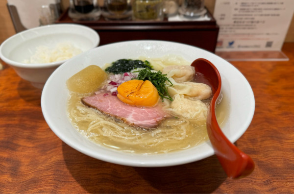 「【限定】魚介出汁の冷やし塩そば、海老ワンタン、ご飯」@三馬路 東京店の写真
