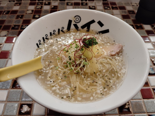 「冷やしパイナップルラーメン　　　　　1080円」@パイナップルラーメン屋さん パパパパパインの写真