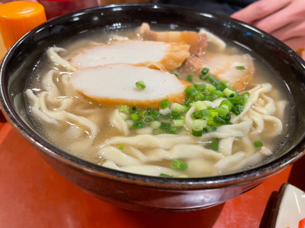 「沖縄そば いなり付き（500円）」@りっかりっか湯 軽食コーナー ゆんたくの写真