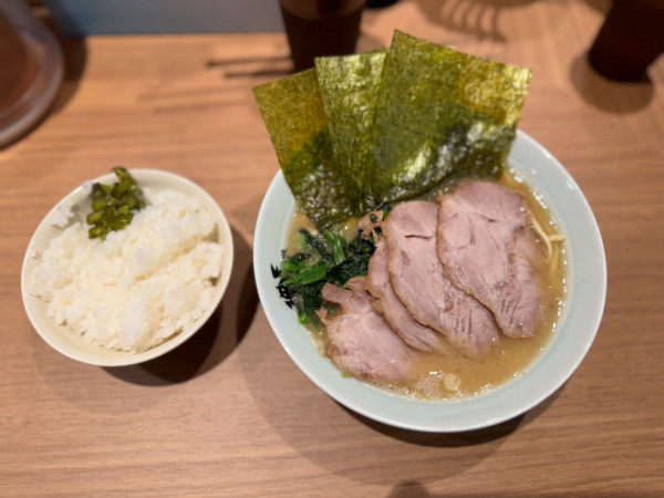 「チャーシューメン(麺かため) 1150円＋サービスごはん」@まだ洞くつ家の写真