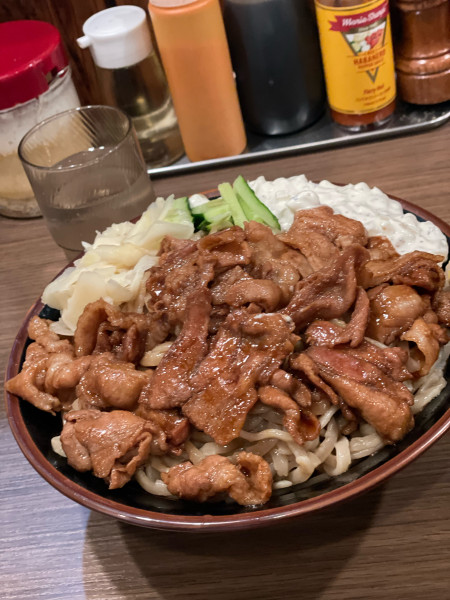 「すごい冷やし中華(500g)」@立川マシマシ 栄住吉店の写真