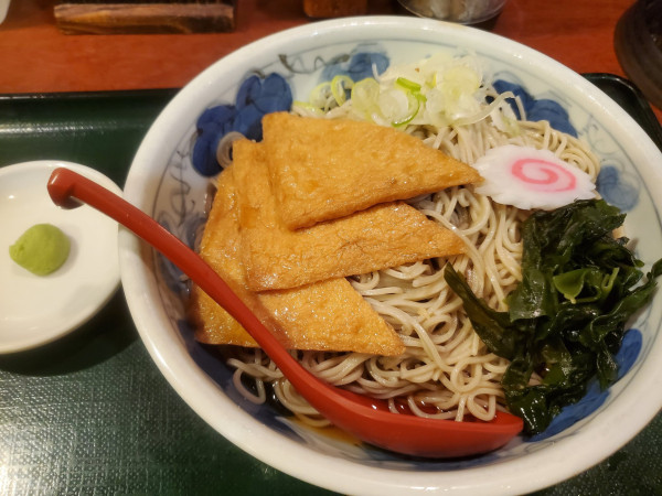 「きつねそば・並盛・冷やし」@麺房 八角の写真