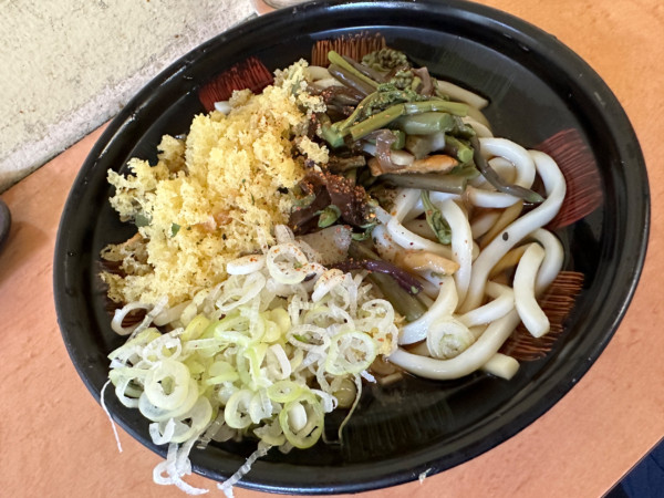 「冷したぬき山茶うどん（並盛）450円」@そば・うどん 八起家 西口店の写真