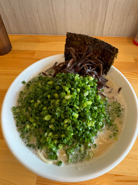 「とんこつラーメンノーマル ねぎ&きくらげボンバー」@とんこつラーメン44の写真