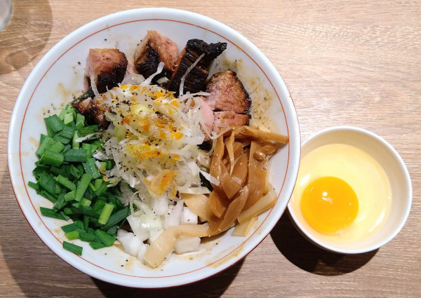 「黒の汁なし356A【限定】＋生卵」@R+の写真