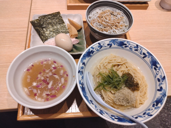 「味玉 蛤と煮干しの昆布水つけ麺¥1250+しらす丼¥380-」@九十九里らぁめん くくり 千客万来店の写真