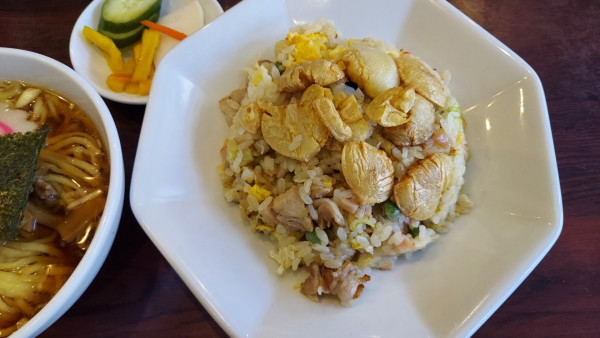 「ニンニクチャーハンと半ラーメン（830円＋300円）」@再光軒 足立入谷店の写真