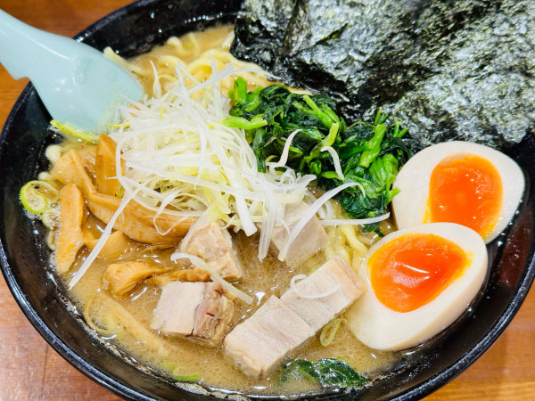 「特製らーめん 1,360円 中盛 100円」@らーめん家 せんだい 横浜駅西口店の写真