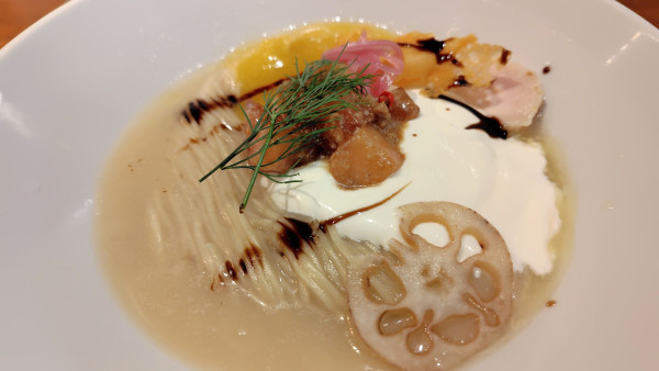 「桃味噌とヨーグルト 冷たい鶏白湯らあめん (1200円)」@らあめん あじるくの写真