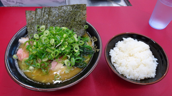 「思道らーめん：並（1,250円）＋ライス（100円）」@横浜家系ラーメン 思道 東大和店の写真