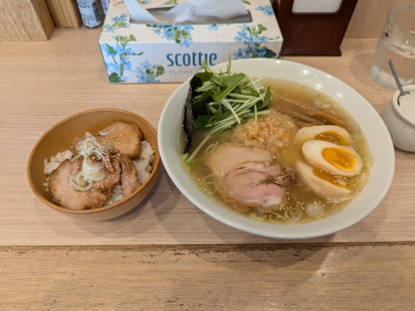「エビ塩らーめん　煮卵　甘辛チャーシュー丼」@めん処 羽鳥の写真