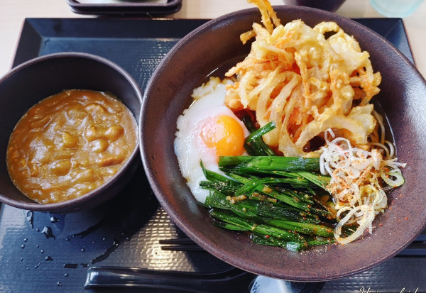 「朝そば（温そば、温泉玉子：450円）、鬼にら（150円）」@ゆで太郎 北本深井店の写真