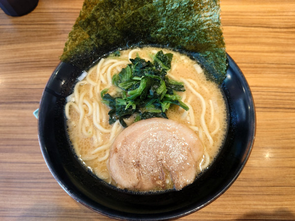 「醤油ラーメン￥980＋ライス￥100」@横浜家系ラーメン 壱角家 田町店の写真