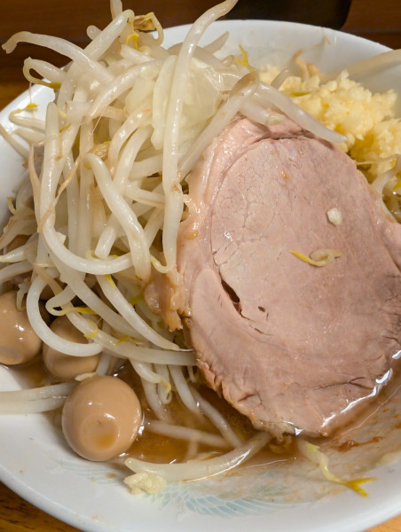 「少なめ・にんにくウズラ増し」@ラーメン二郎 立川店の写真