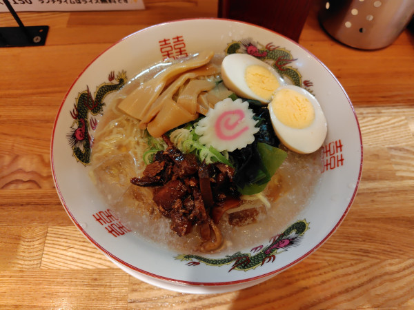 「冷やし牛骨ラーメン（期間限定）920円、味玉クーポン」@らーめんひんま 鳥取駅前サンロード店の写真