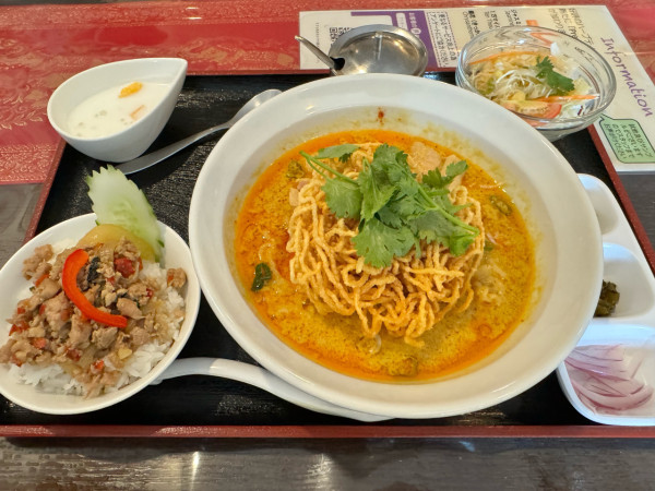 「カオソーイ1089円＋小皿セット308円」@タイ料理 バンラック 柏店の写真