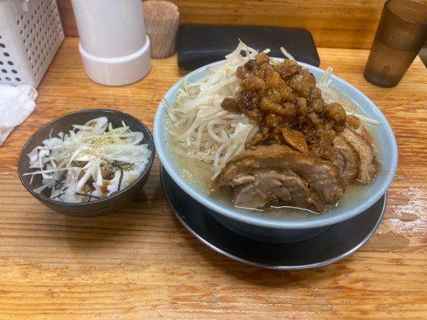 「ラーメン（豚入り）+アブライス1250円」@ラーメン赤沼の写真