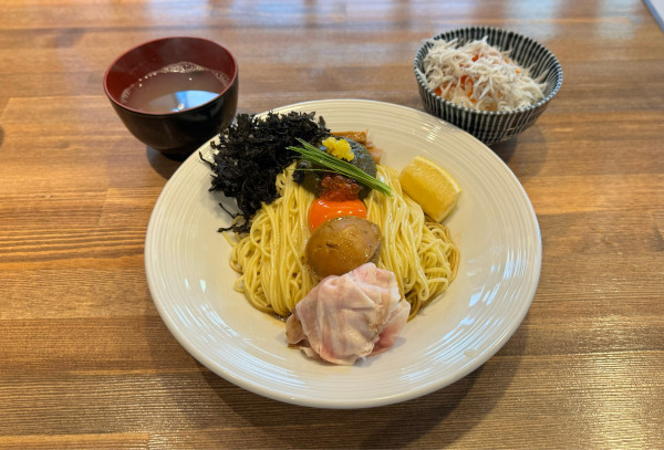 「【限定】あわび肝バターまぜそば〜いちご煮スープ付き〜」@酒肴場 屯の写真