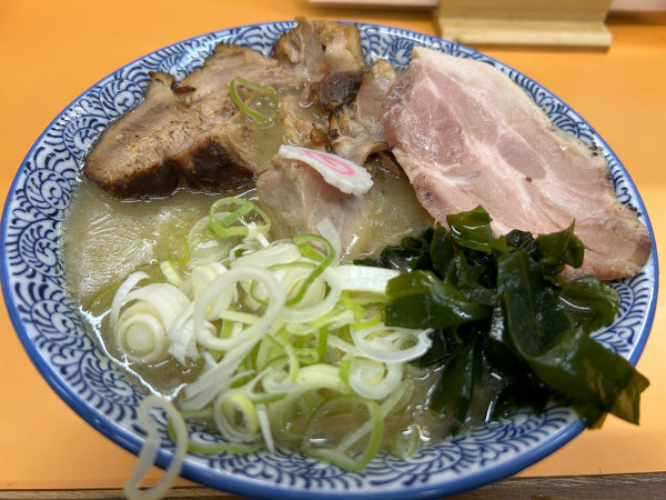 「しおラーメン・ローストポーク」@NEW Akkeyラーメンの写真