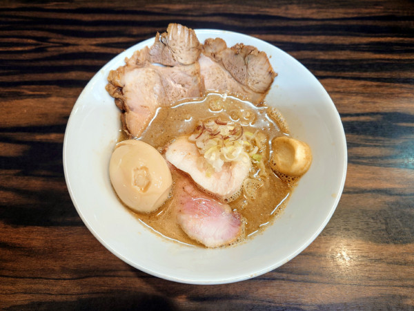 「濃い鯵煮干し中華そば(手もみ麺変更)+豚うで肉」@中華そば 梟の写真