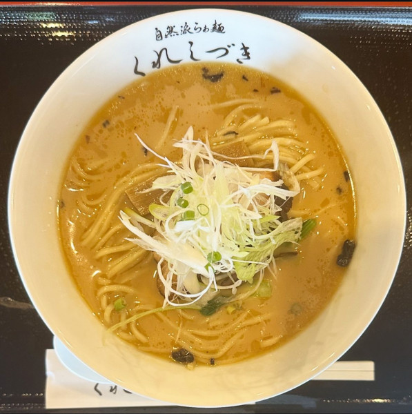 「醤油白湯らぁ麺」@自然派らぁ麺 くれしづき 新宿早稲田店の写真