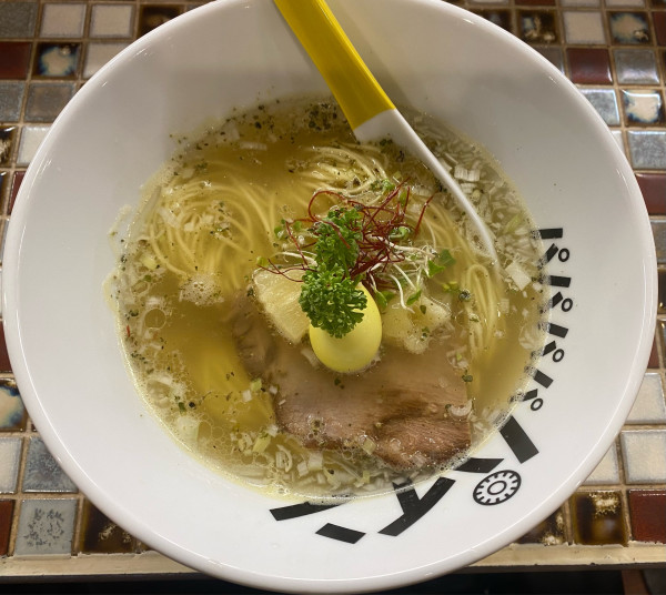 「パイナップル塩ラーメン　980円」@パイナップルラーメン屋さん パパパパパインの写真