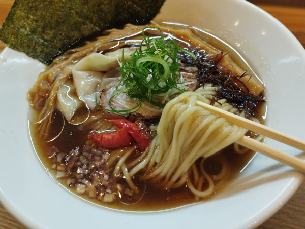 「限定 冷やしえびワンタン正油ラーメン(980)」@らーめん 心麦の写真