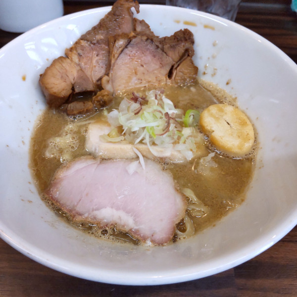 「濃い鯵煮干し中華そば＋豚うで肉＋手もみ麺変更（￥1,350）」@中華そば 梟の写真